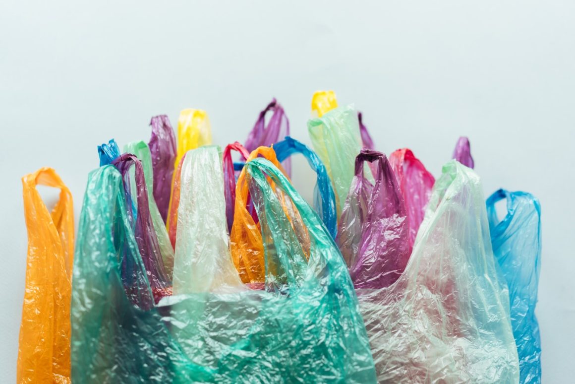 Sacos plásticos cada vez mais frágeis: estaremos a resolver um problema ou a criar outro?
