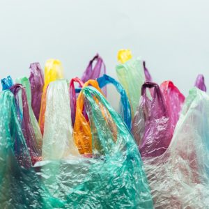 Sacos plásticos cada vez mais frágeis: estaremos a resolver um problema ou a criar outro?