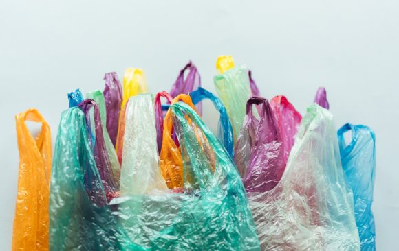 Sacos plásticos cada vez mais frágeis: estaremos a resolver um problema ou a criar outro?