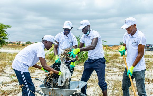 Juntos pelo Oceano: Mais de 1,3 Toneladas de Lixo Removidas da Praia da Rua 11 numa Onda de Solidariedade Ambiental
